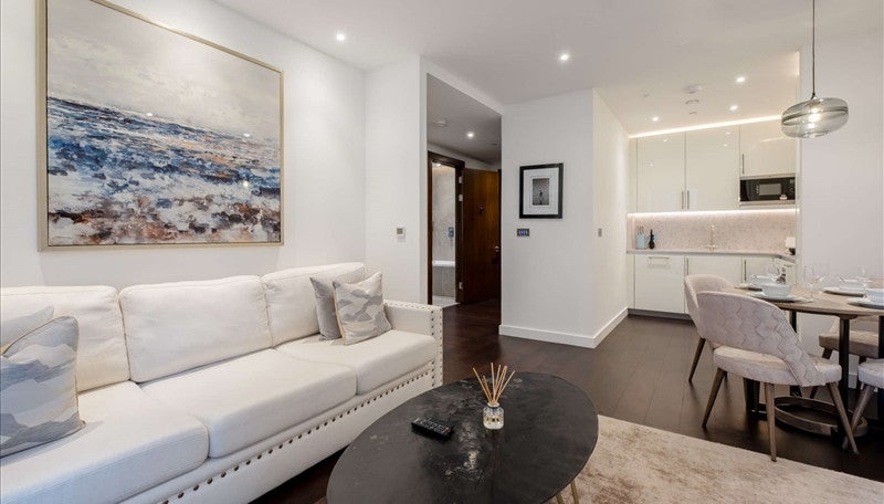 Flat Ponton Road in Greater London