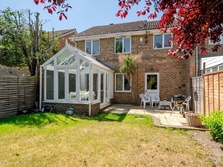 House Danesfield Close in Walton-on-Thames