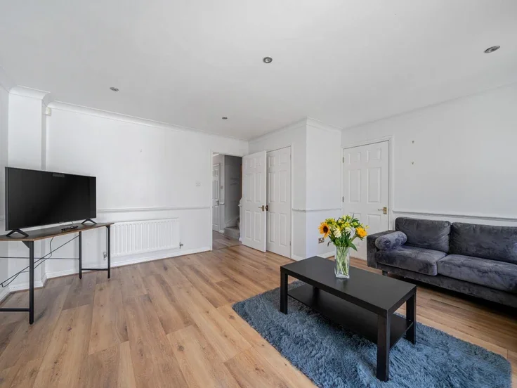 House Danesfield Close in Walton-on-Thames