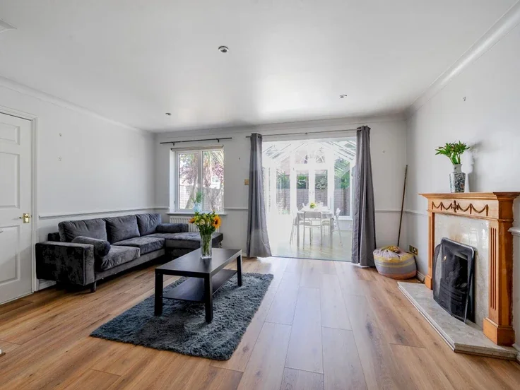 House Danesfield Close in Walton-on-Thames