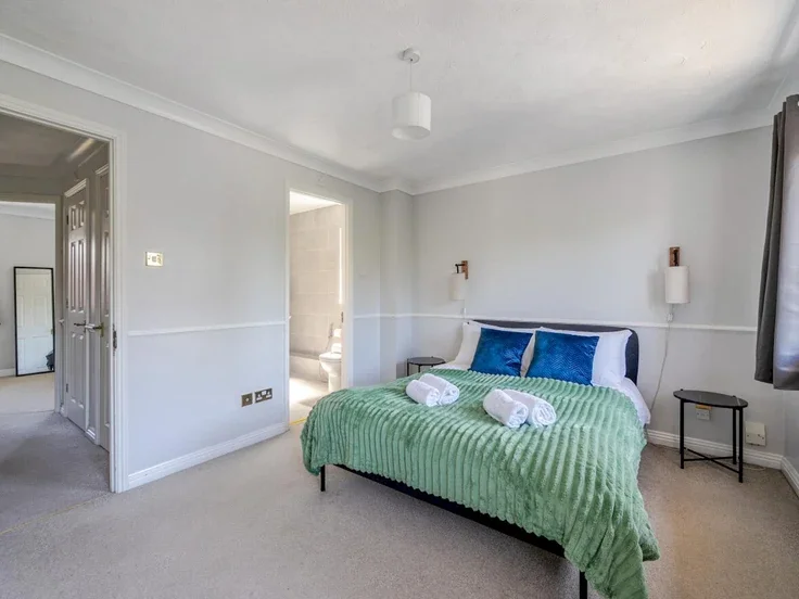 House Danesfield Close in Walton-on-Thames