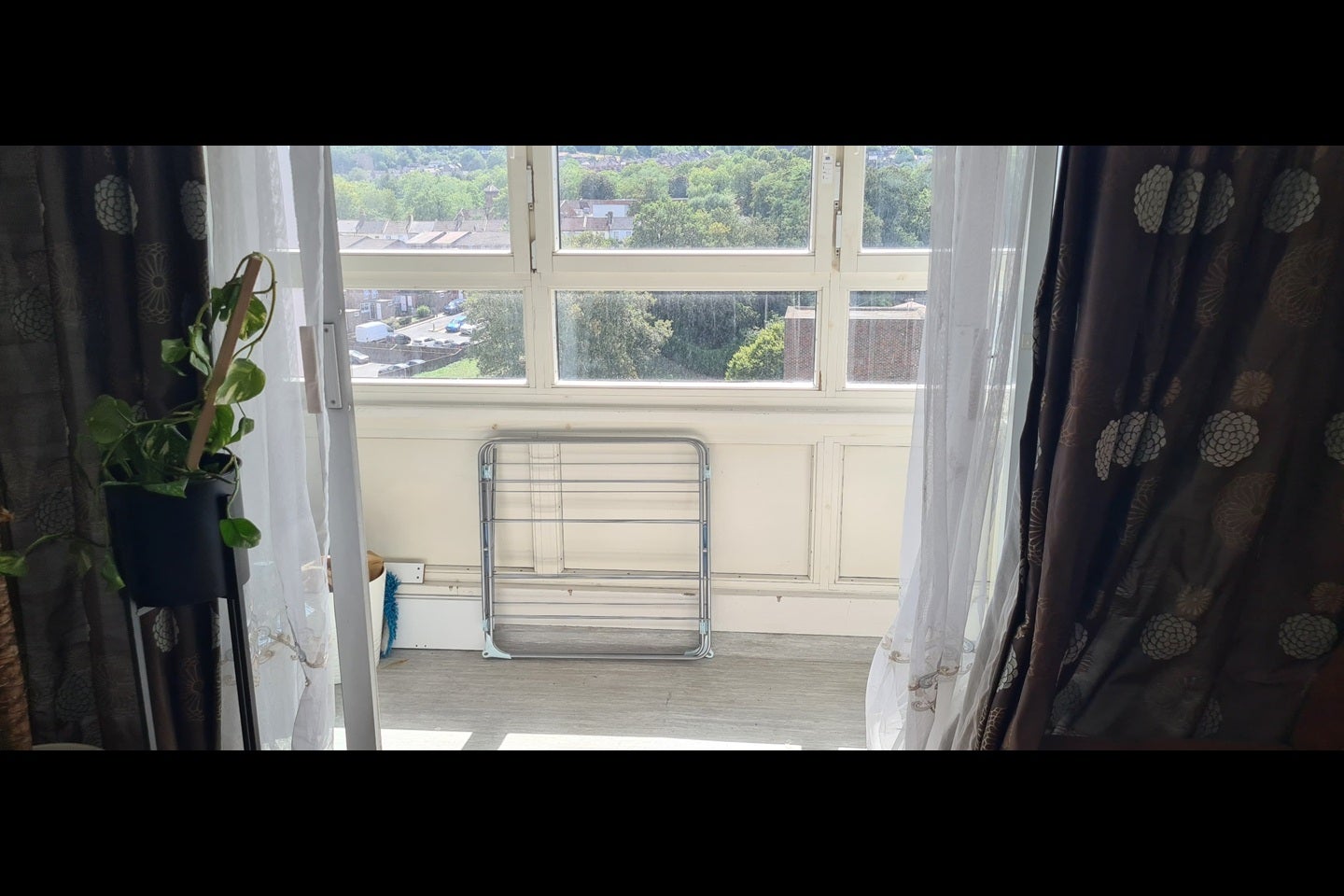 Flat Raglan Road in Greater London