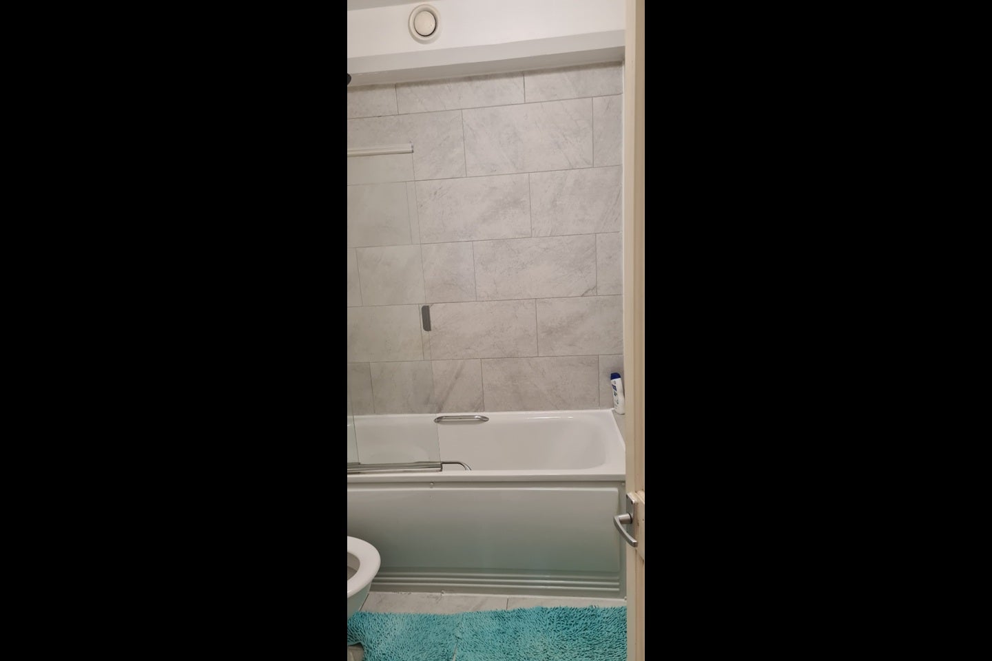 Flat Raglan Road in Greater London