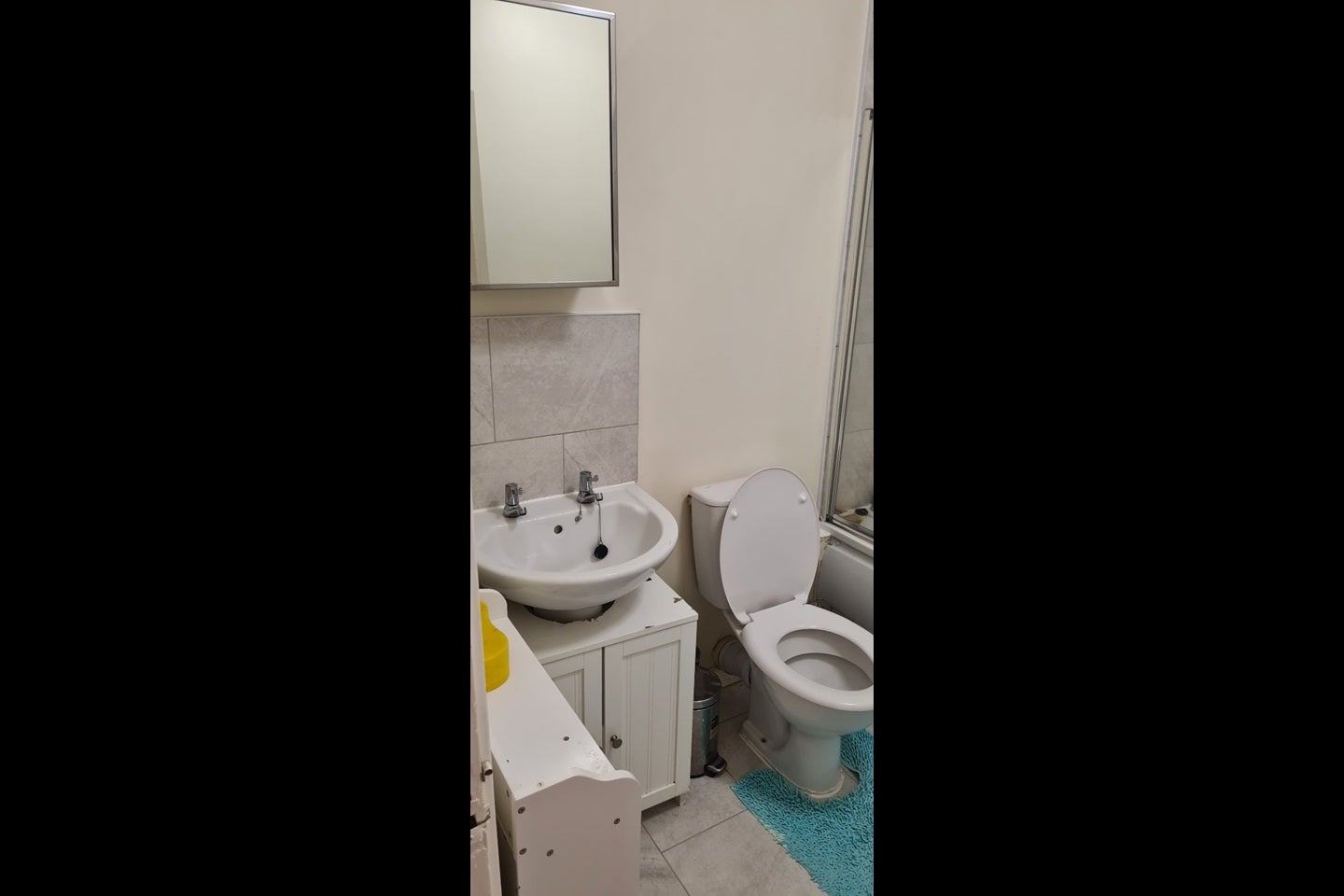 Flat Raglan Road in Greater London