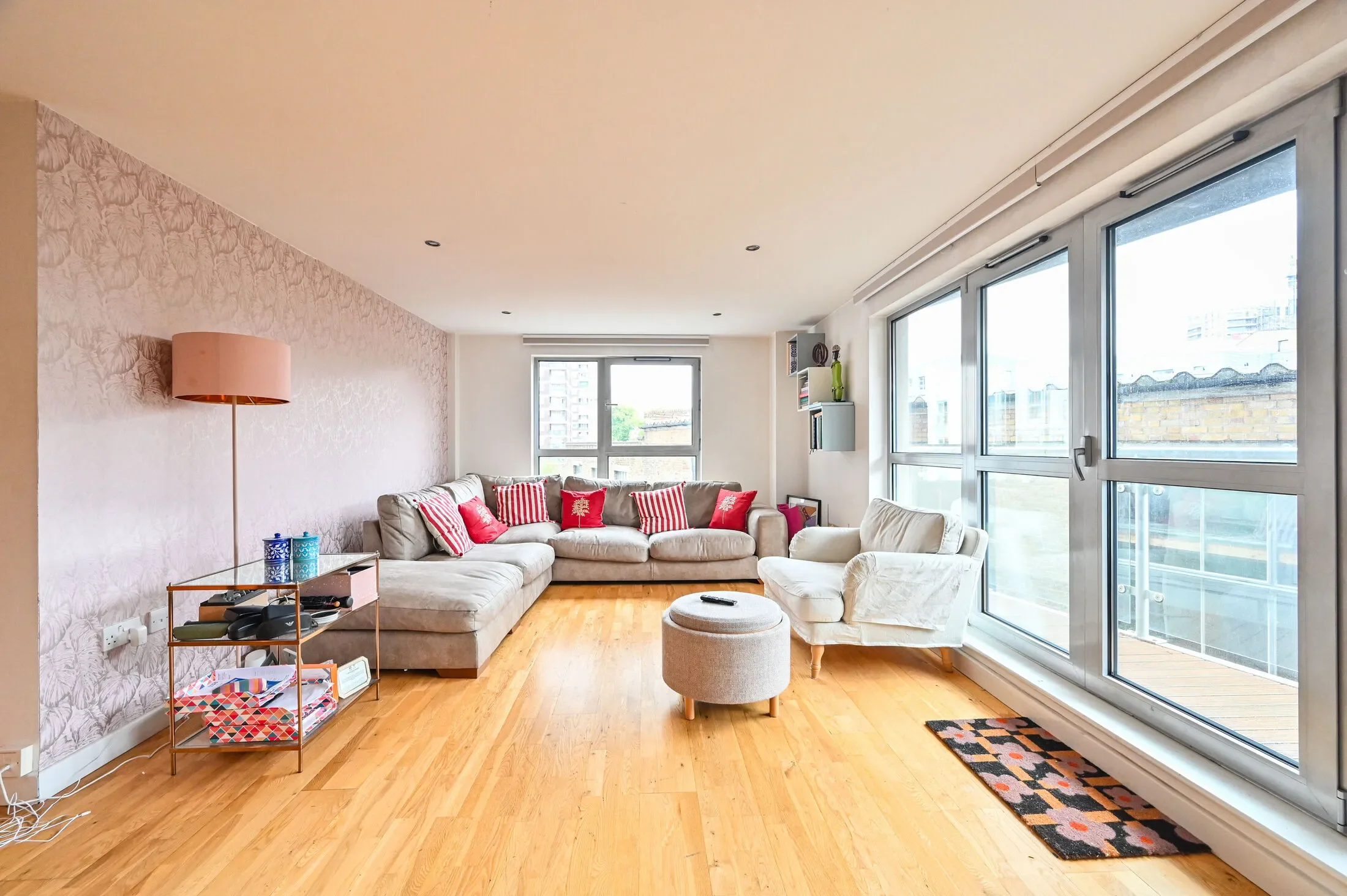 Flat Southgate Road in Greater London