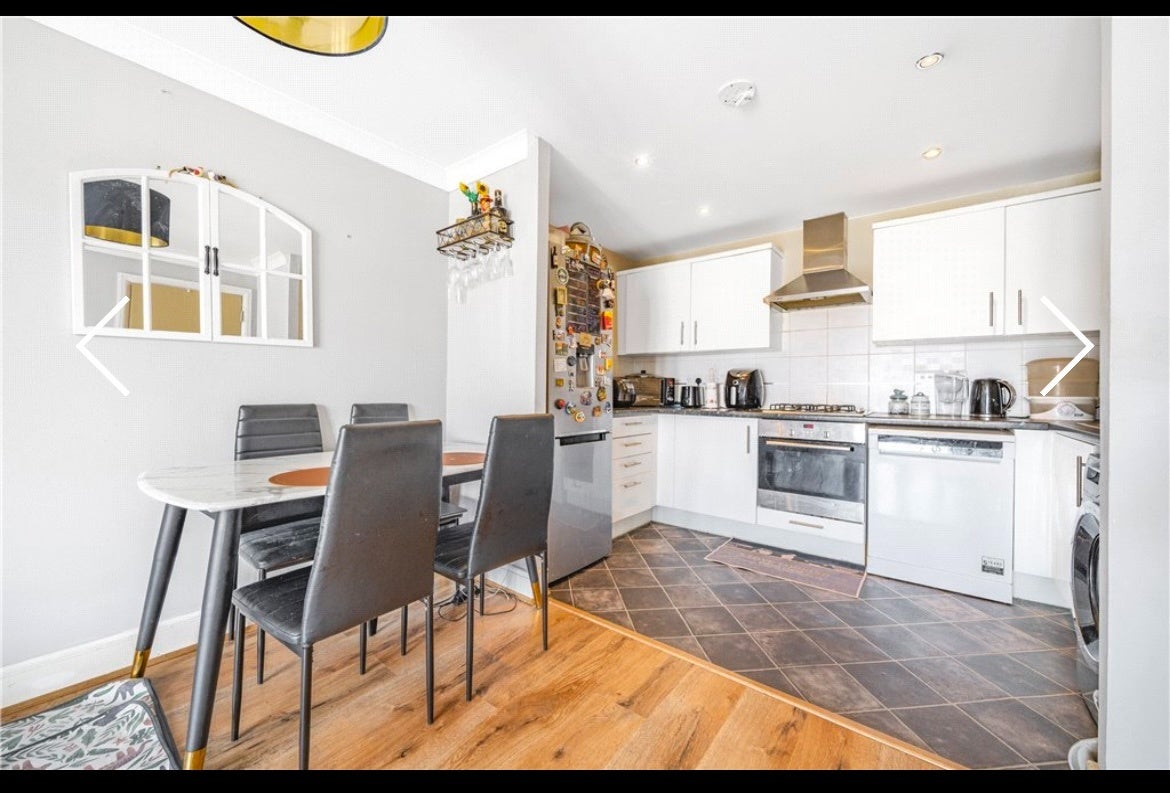 Flat Robinson Way in Dartford