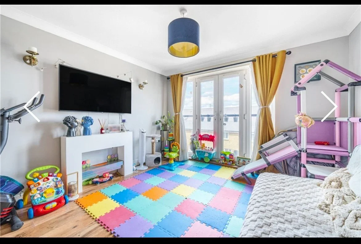 Flat Robinson Way in Dartford