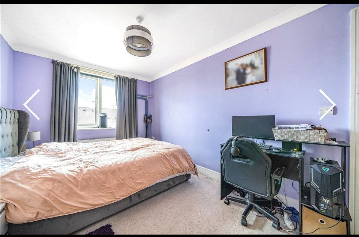 Flat Robinson Way in Dartford