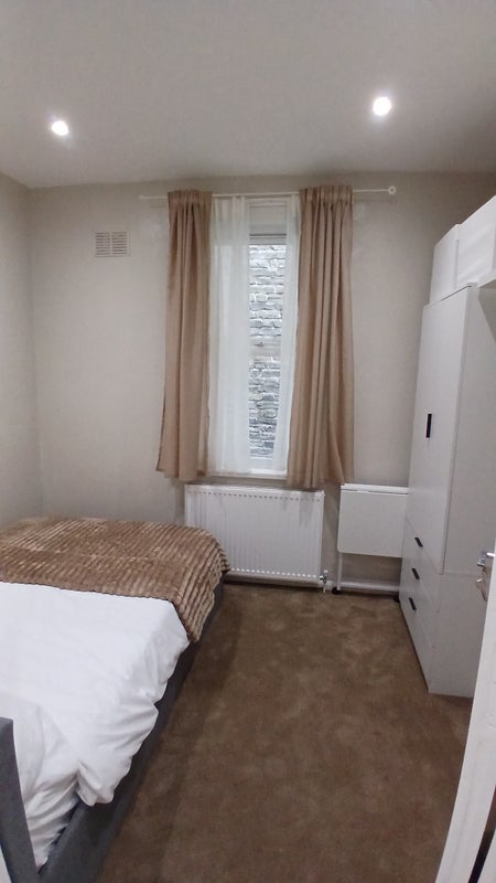 Room Leslie Road in Greater London