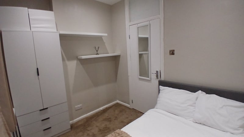 Room Leslie Road in Greater London