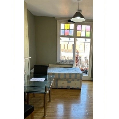 Flat Castletown Road in Greater London