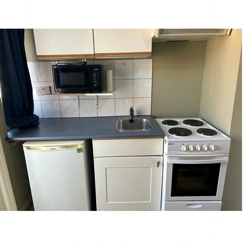 Flat Castletown Road in Greater London
