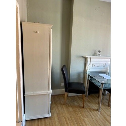 Flat Castletown Road in Greater London