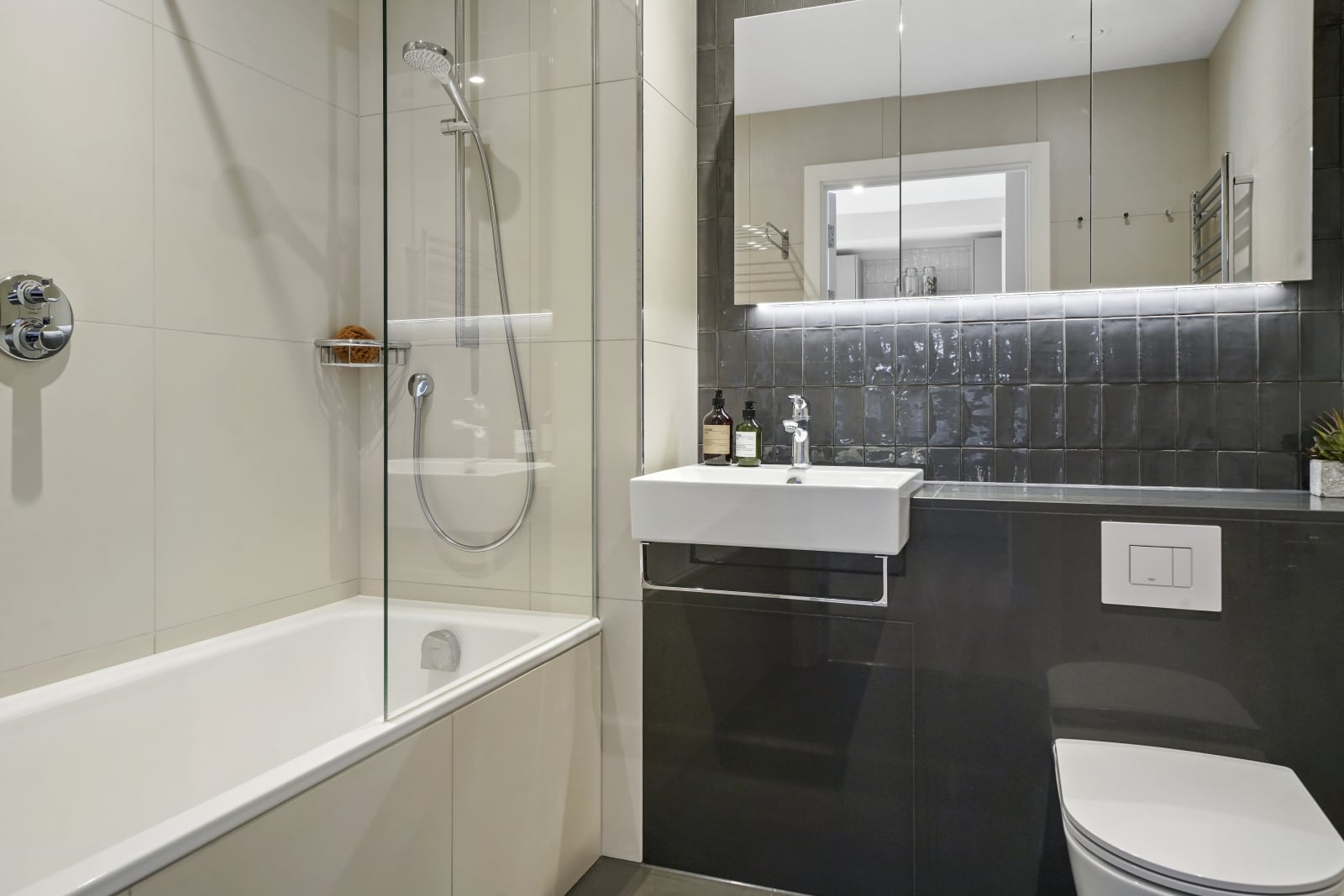 Flat Anthems Way in Greater London