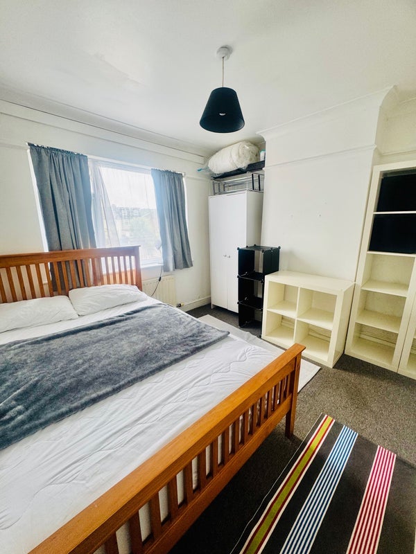Room Overton Road in Greater London