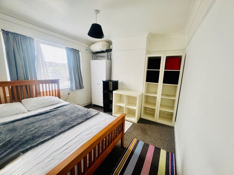 Room Overton Road in Greater London