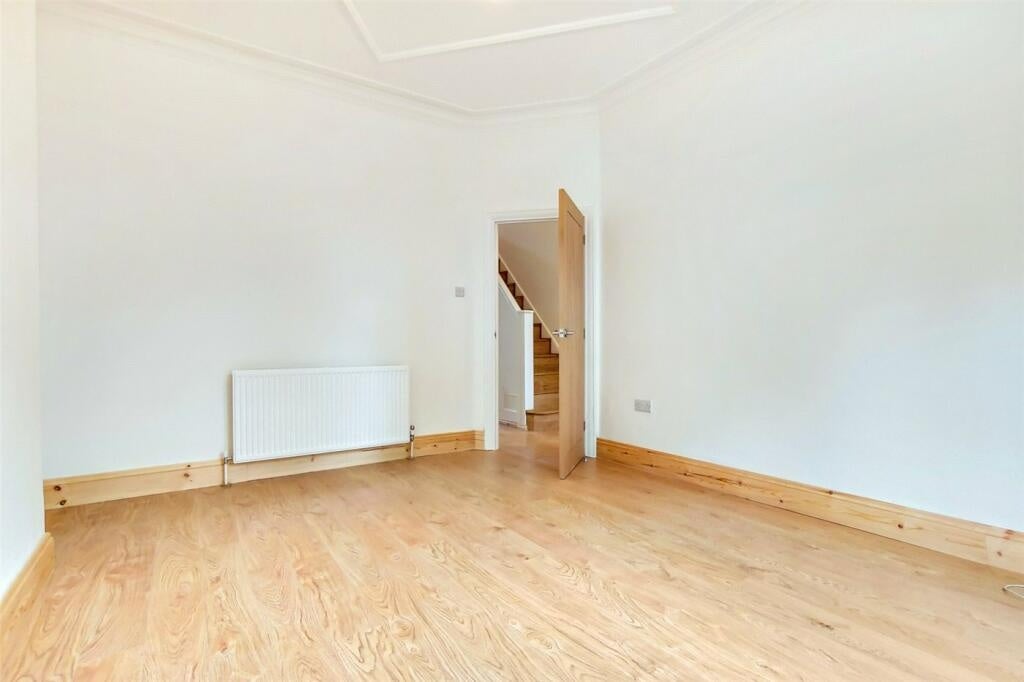 Room East Road in Greater London