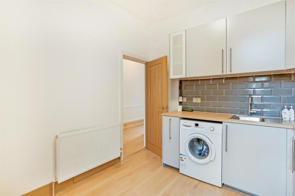 Room East Road in Greater London