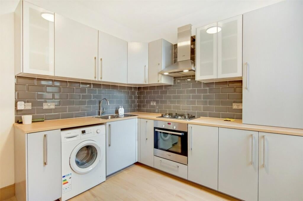 Room East Road in Greater London
