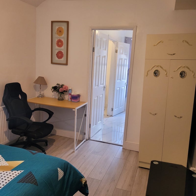 Flat Piedmont Road in Greater London