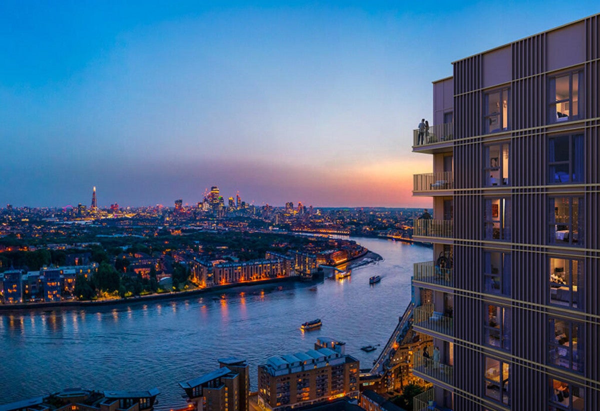 Flat Byng Street in Greater London