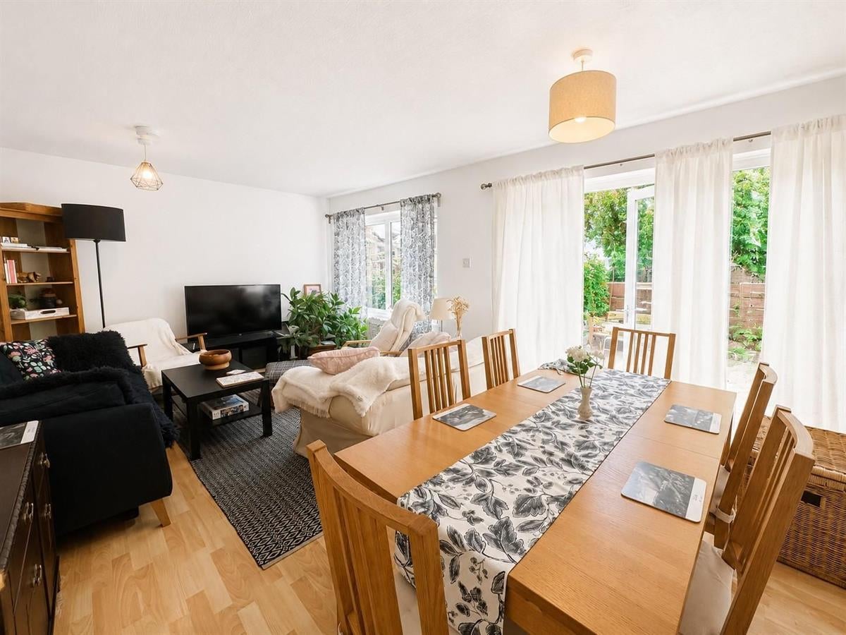 House Grange Gardens in Sharnbrook