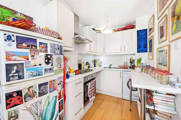 Flat Cotswold Mews in Greater London