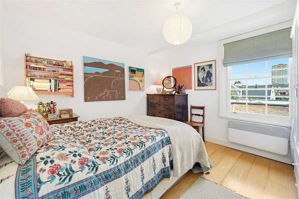 Flat Cotswold Mews in Greater London