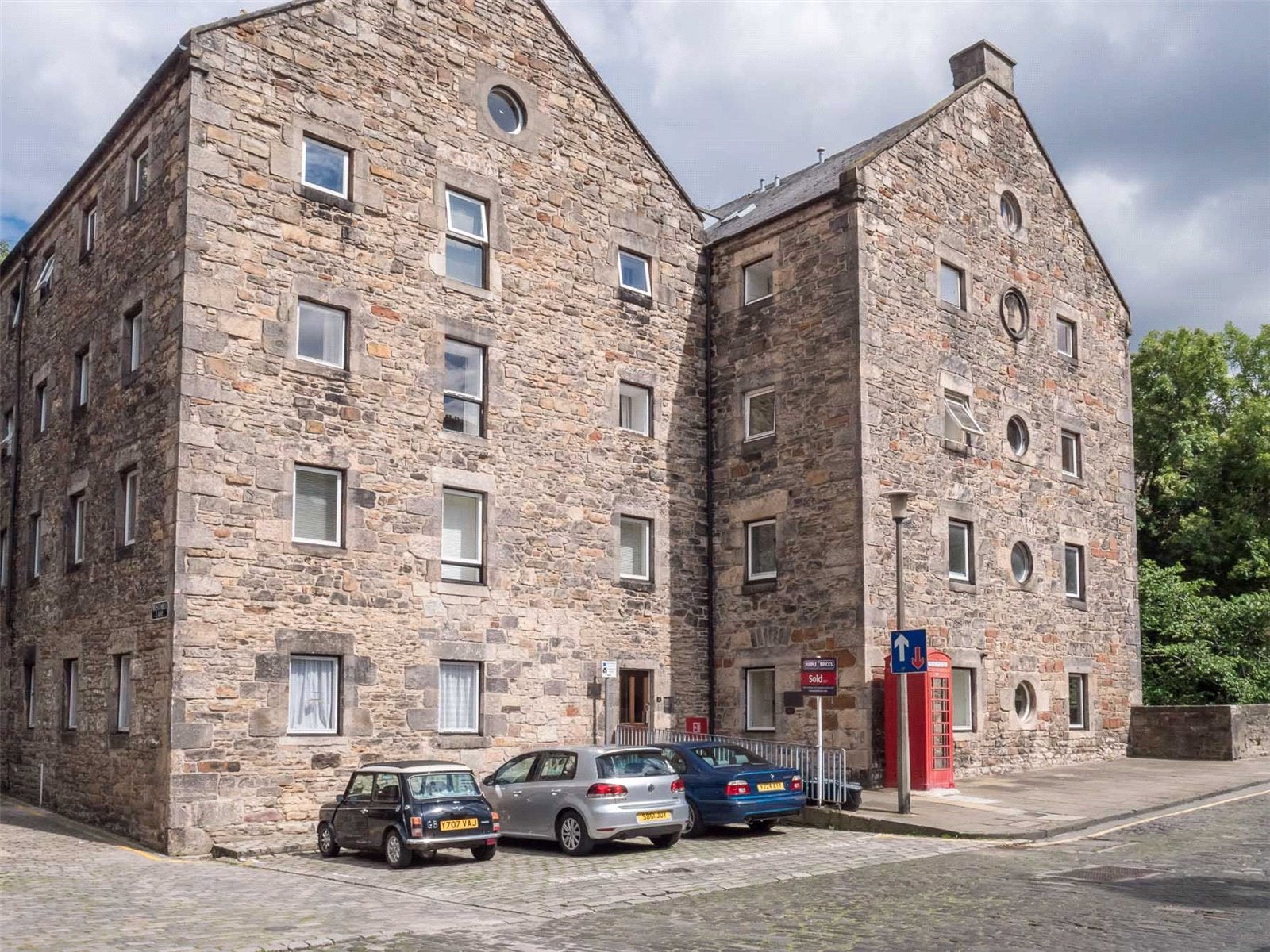 Flat Dean Path in City of Edinburgh