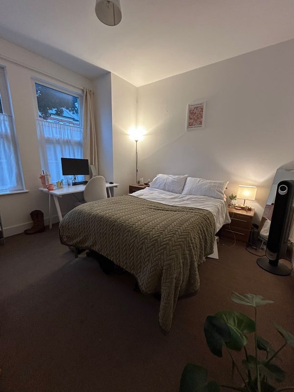Room Mantilla Road in Greater London
