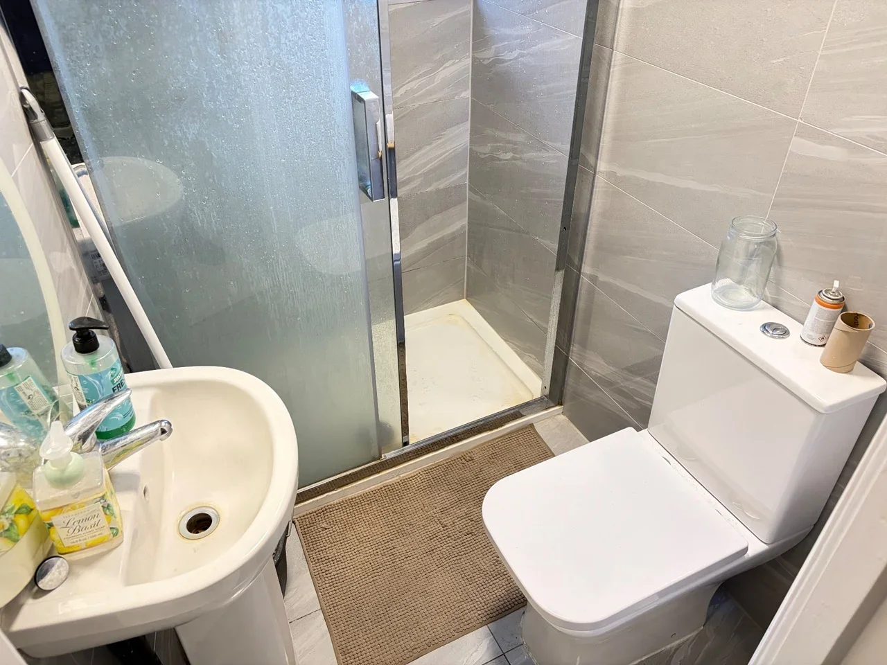 Room Chiswick High Road in Greater London