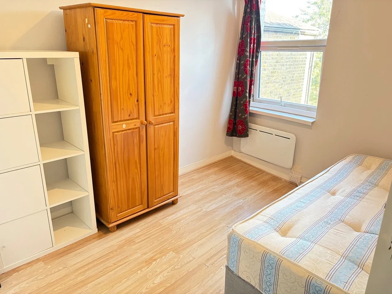 Room Chiswick High Road in Greater London