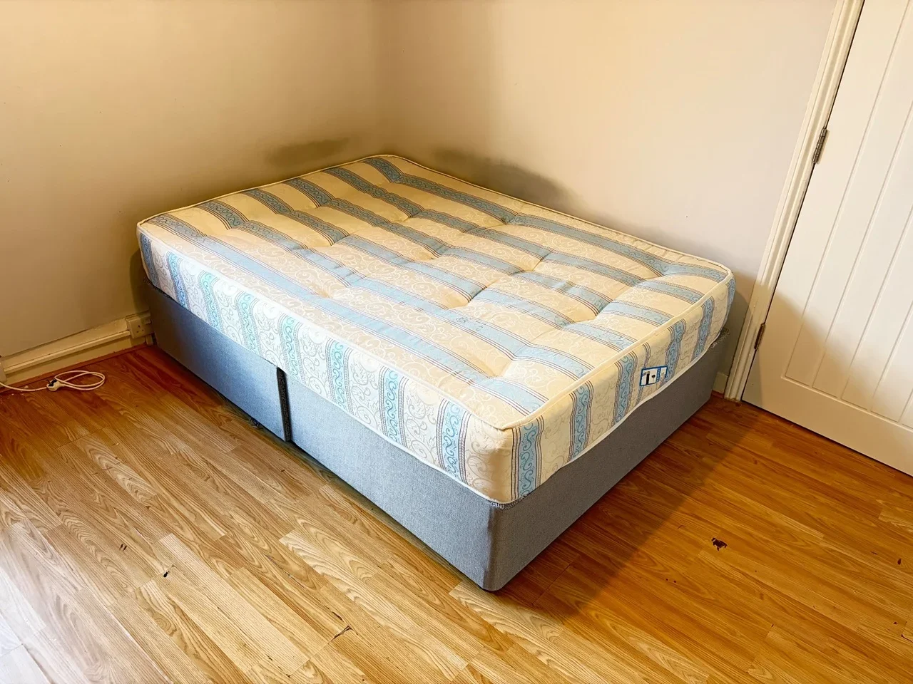 Room Chiswick High Road in Greater London