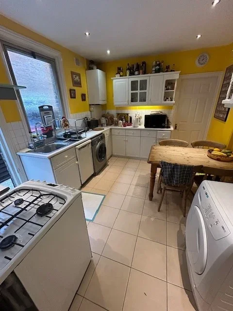 Room Chapter Road in Greater London