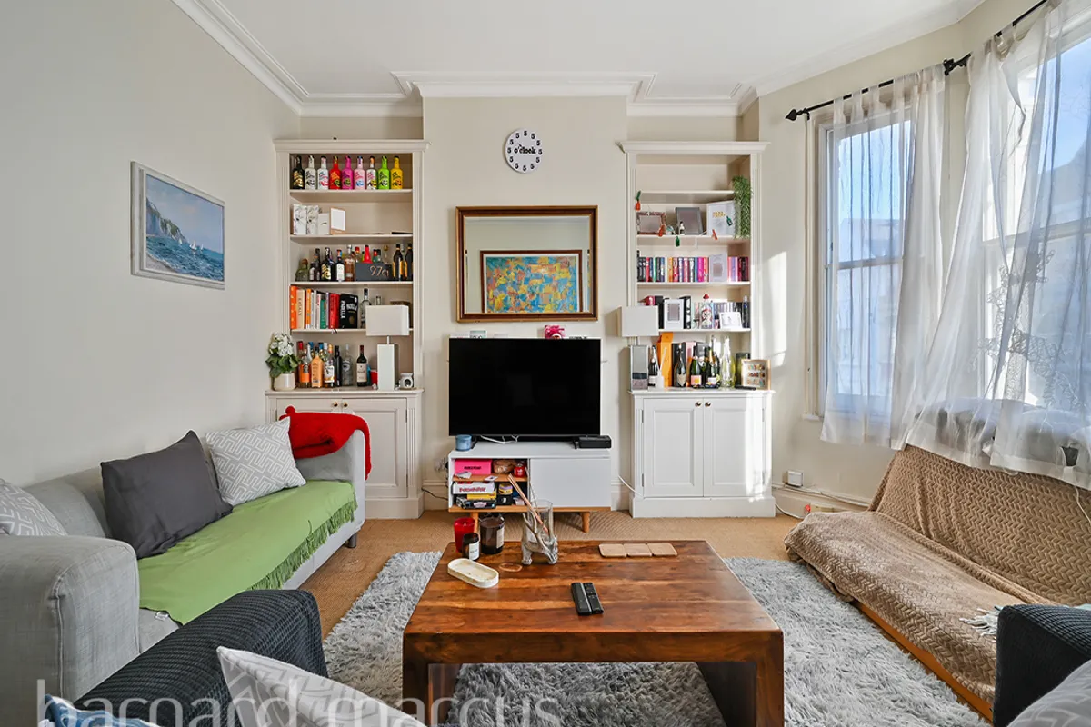 Flat Elspeth Road in Greater London