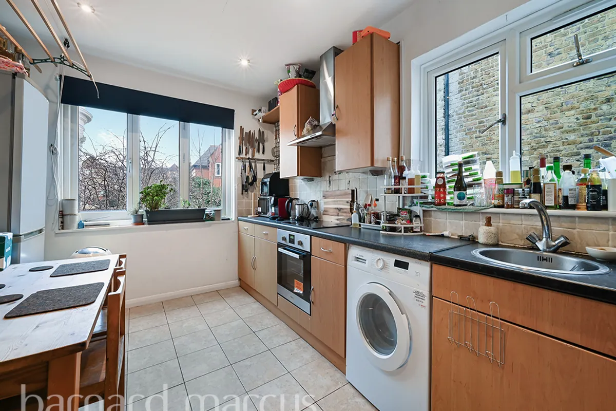 Flat Elspeth Road in Greater London