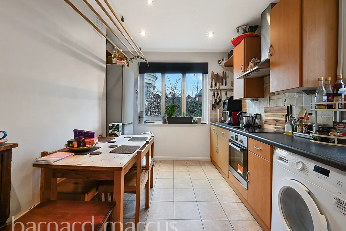 Flat Elspeth Road in Greater London