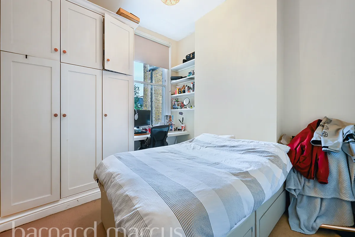 Flat Elspeth Road in Greater London