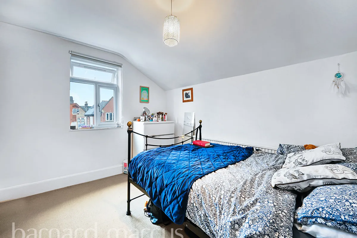 Flat Elspeth Road in Greater London