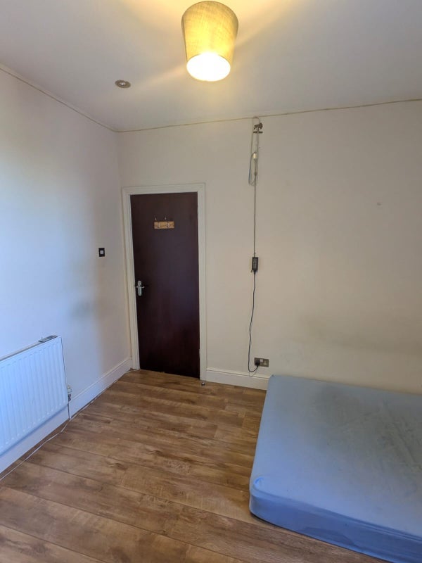 Room High Road Leyton in Greater London