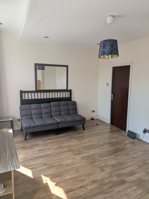 Room High Road Leyton in Greater London