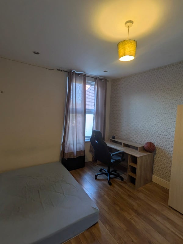 Room High Road Leyton in Greater London