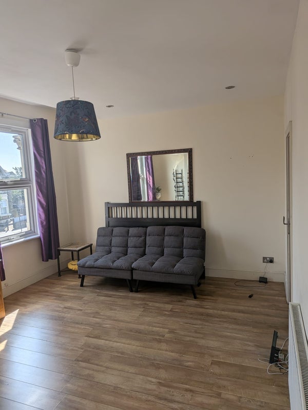 Room High Road Leyton in Greater London
