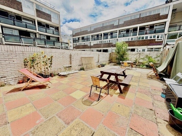 House Avis Square in Greater London