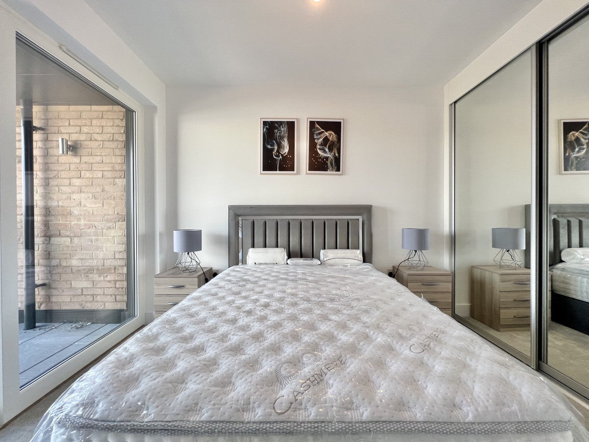 Flat Lismore Boulevard in Greater London