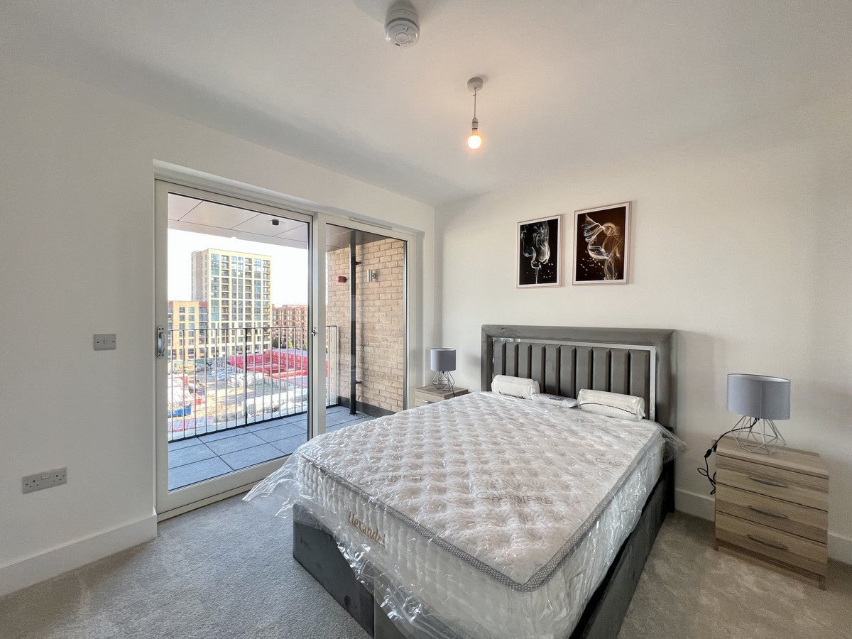 Flat Lismore Boulevard in Greater London