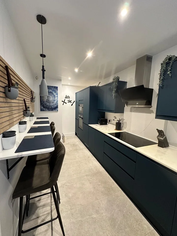 Room District Road in Greater London