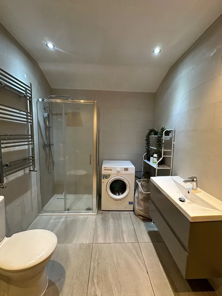 Room District Road in Greater London
