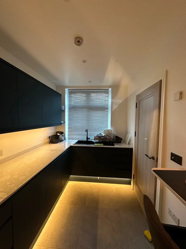 Room District Road in Greater London