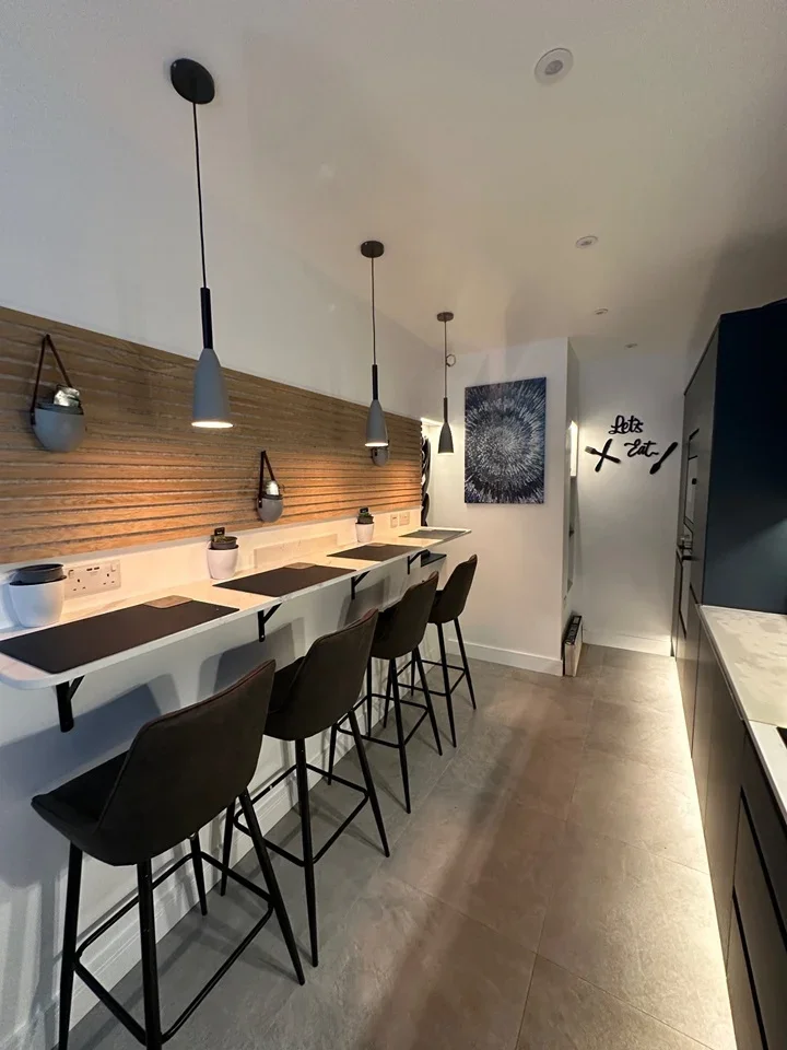 Room District Road in Greater London